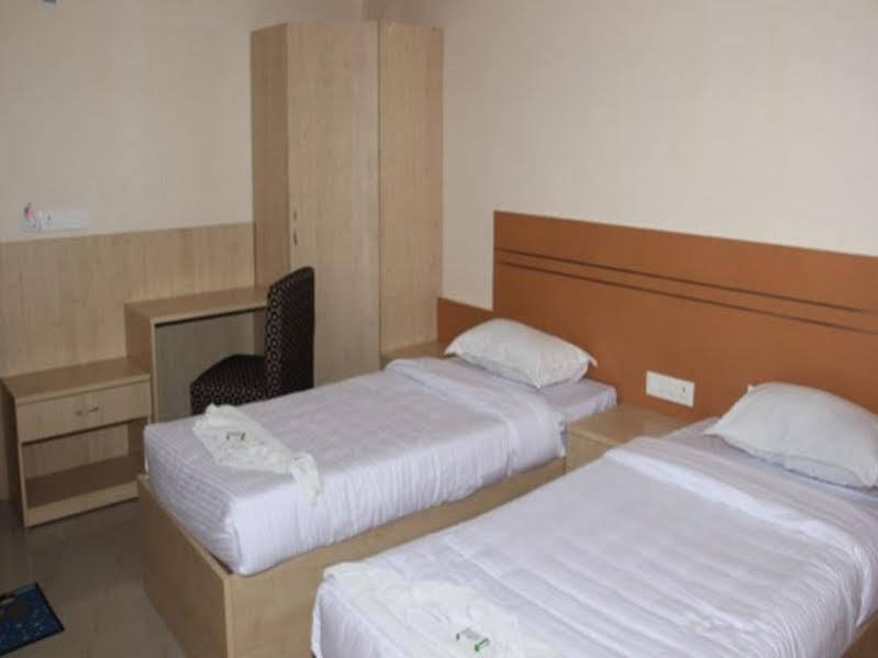 Oyo 13494 Hotel Nakshatra Inn Hyderabad Exterior photo