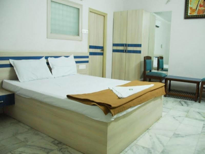 Oyo 13494 Hotel Nakshatra Inn Hyderabad Exterior photo